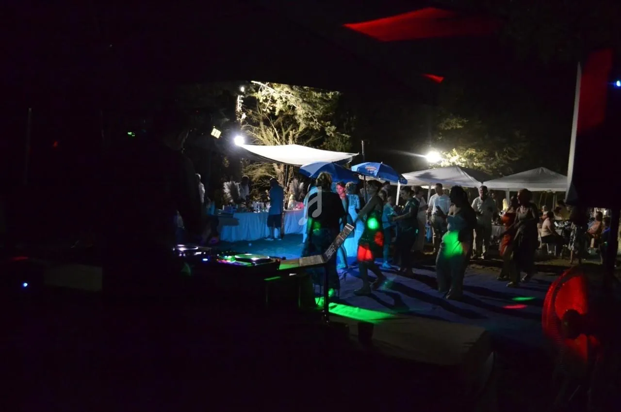 Ambiance mariage et piste de danse avec lumieres de soiree