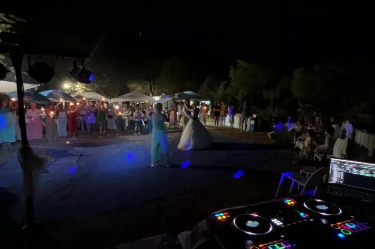 Soiree festive avec foule, lumiere scenique et ambiance dancefloor